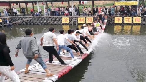 甘肃充满笑声的惊险网红摇摇桥